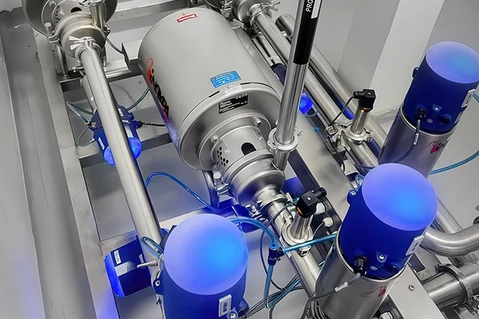 pharmazeutische-ortsgebundene-reinigung-und-automatisiertes-umfuellen